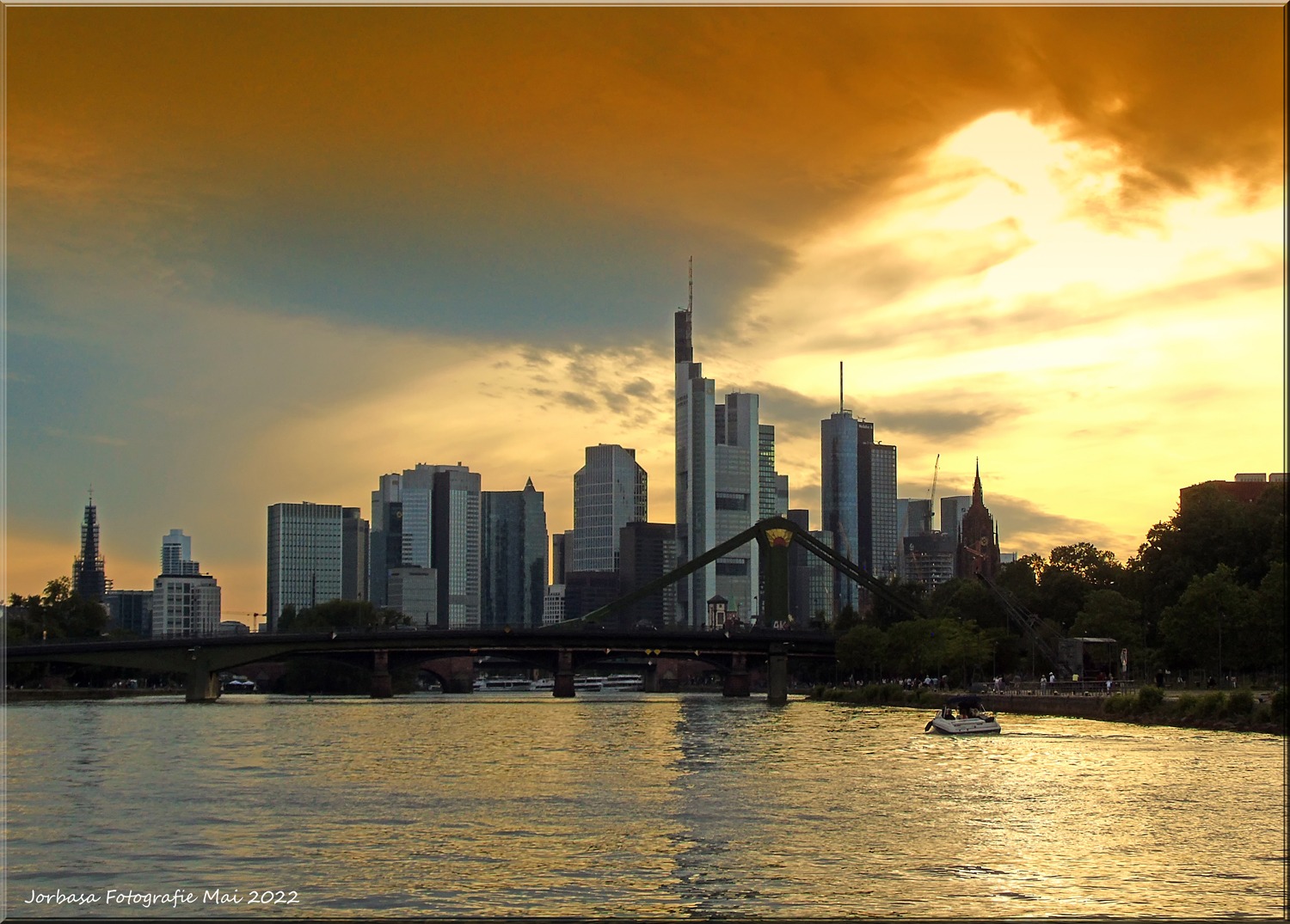 Die Frankfurter Skyline von der Mainfähre aus gesehen im Mai 2022